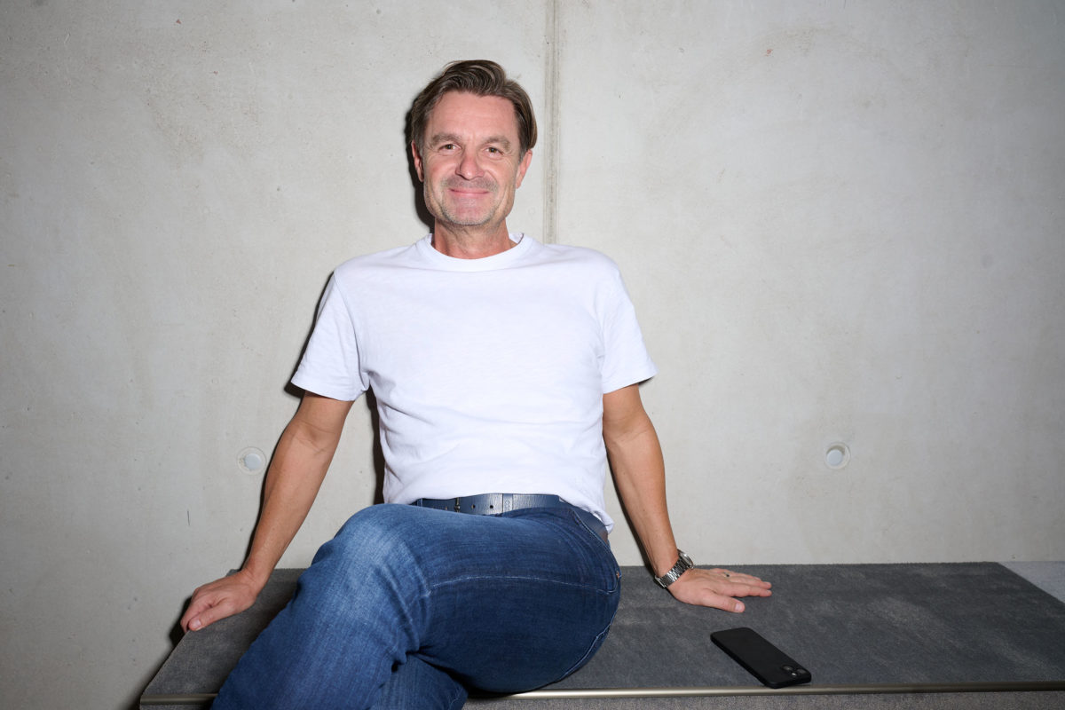Daniel Frixeder mit weißem T-Shirt und Jean